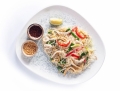  Noodles të Stilit Tajlandez me Mish Pule 