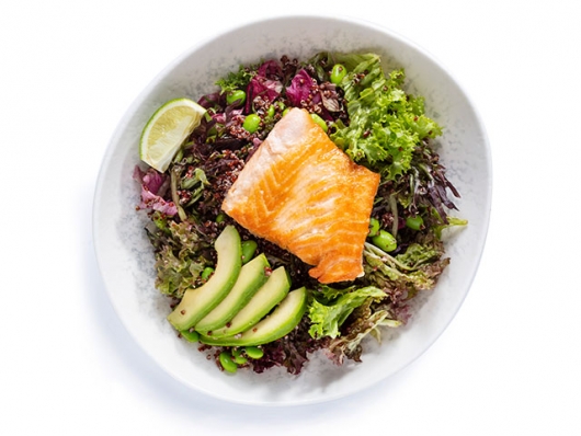  Sallatë Quinoa me Salmon 